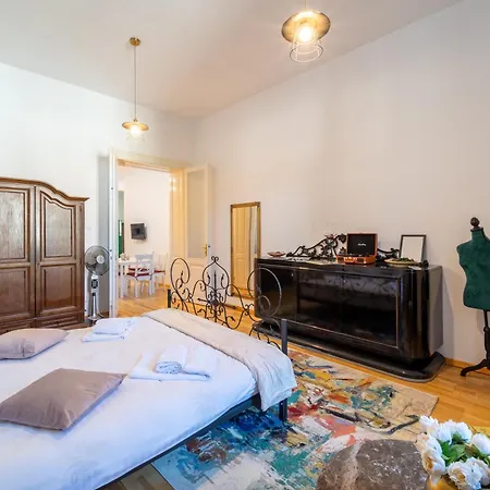 Apartment Historic 5 Star In The Main Plaza Cluj-Napoca