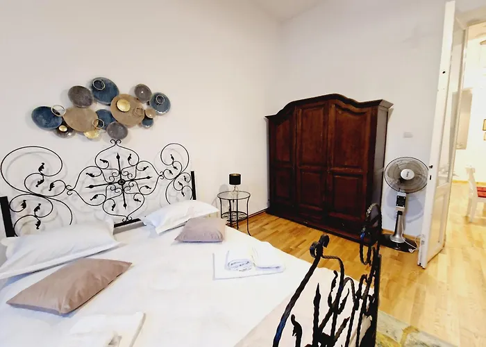 Historic 5 Star In The Main Plaza Κλουζ-Ναπόκα